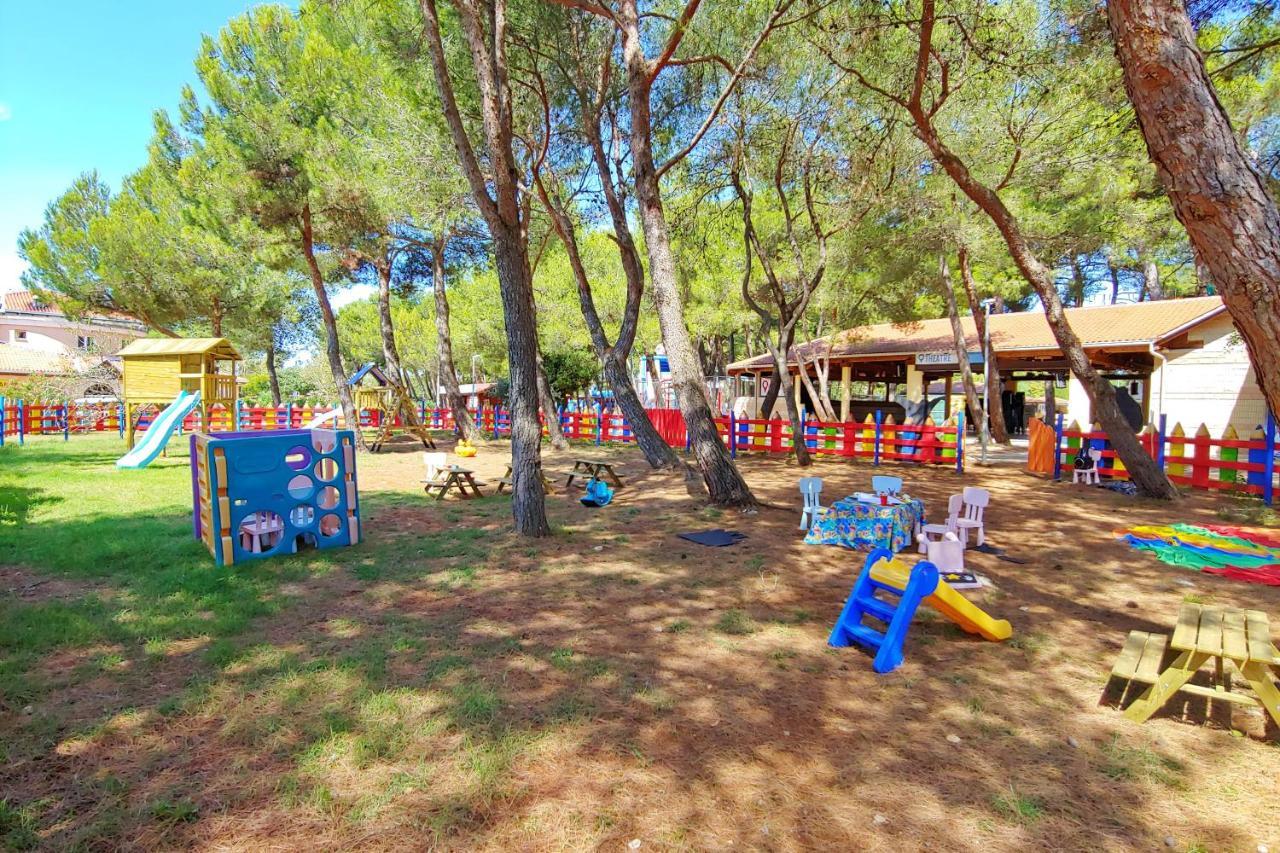 Happy Camp Mobile Homes In Centro Vacanze Bi Village Fažana Exteriör bild