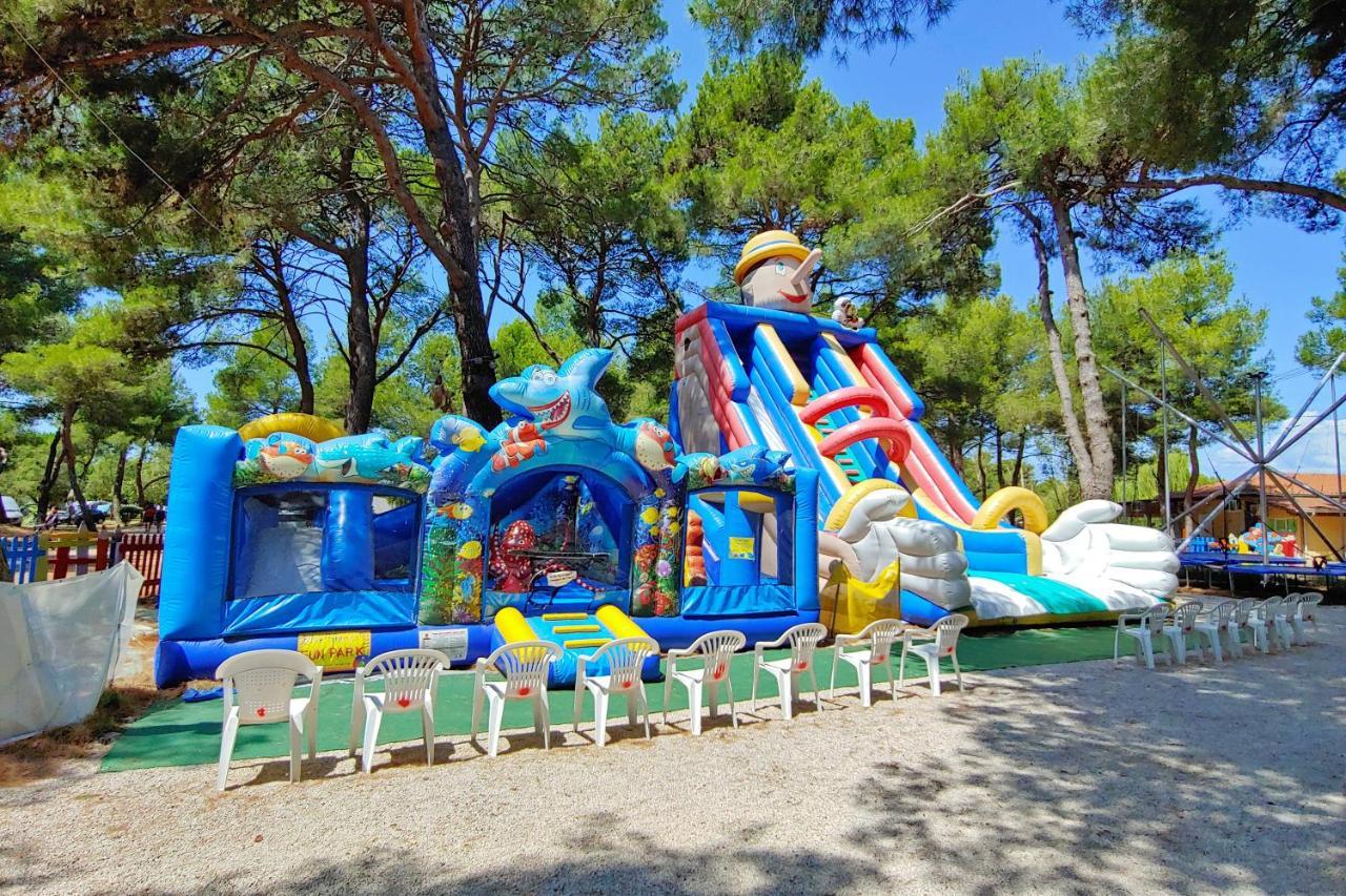 Happy Camp Mobile Homes In Centro Vacanze Bi Village Fažana Exteriör bild